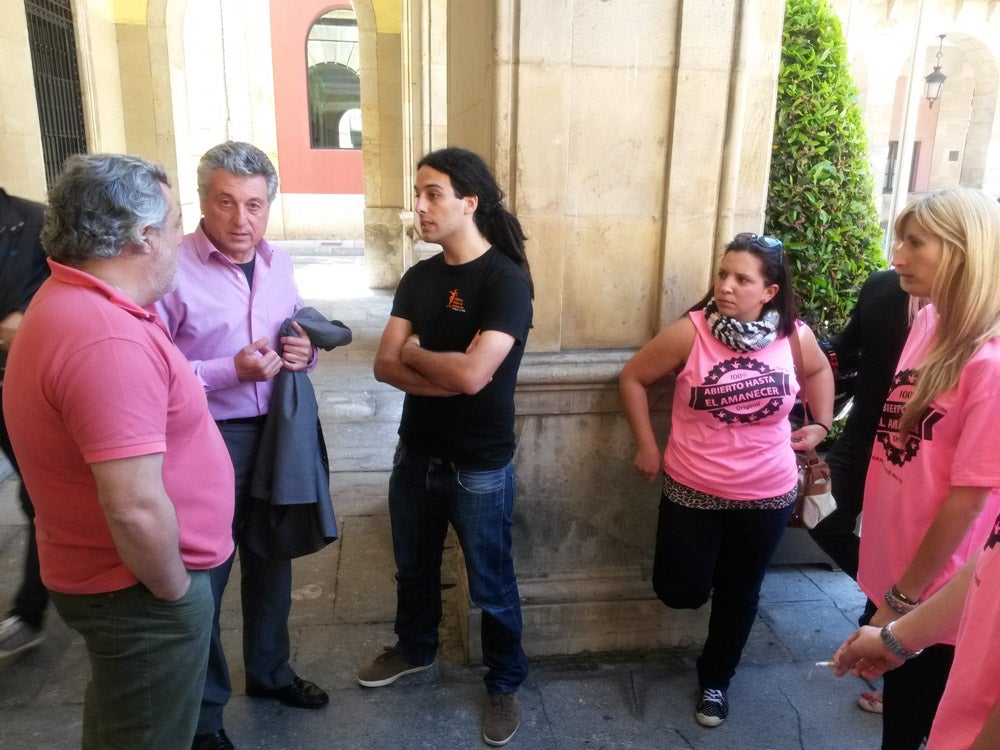 El presidente de Abierto hasta el Amanecer, Pablo Yáñez, debate en la calle con el concejal Carlos Rubiera y con Xosé Nel Riesgo. 