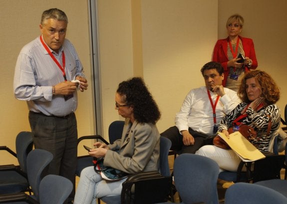 Orviz limpia sus gafas antes del Consejo Político, con Alejandro Suárez sentado a la derecha. 