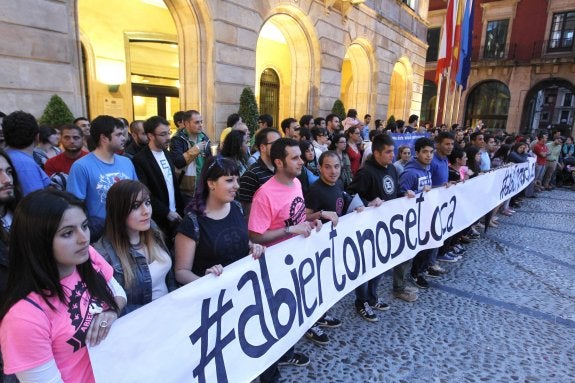 Los participantes en el programa de ocio alternativo se concentraron ayer en la plaza Mayor. 