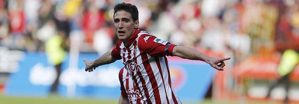 Varios jugadores del Sporting, ayer, durante el último entrenamiento de la semana, se disponen a realizar un ejercicio en Mareo. 