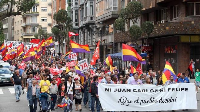 Más de dos mil personas se manifiestan en Oviedo a favor de la República