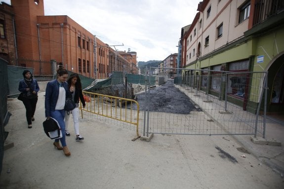 La calle Francisco Ferrer, ayer, aún cerrada,  a la altura de Valnalón. 