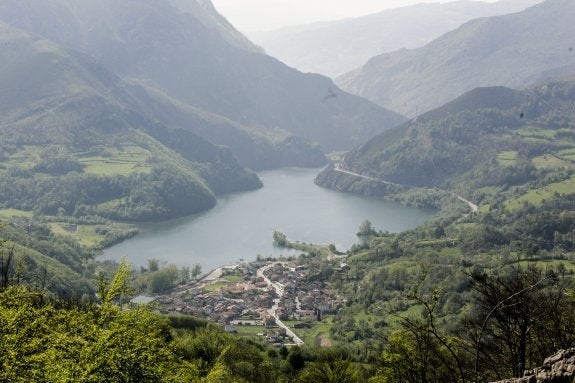 Vista general del embalse de Tanes. :: J. C. ROMÁN