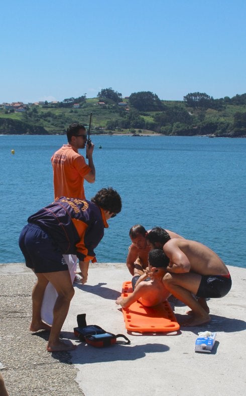 Socorristas en Luanco. 
