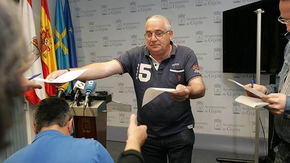 Santianes, en la rueda de prensa que ofreció hoy en el Ayuntamiento. 