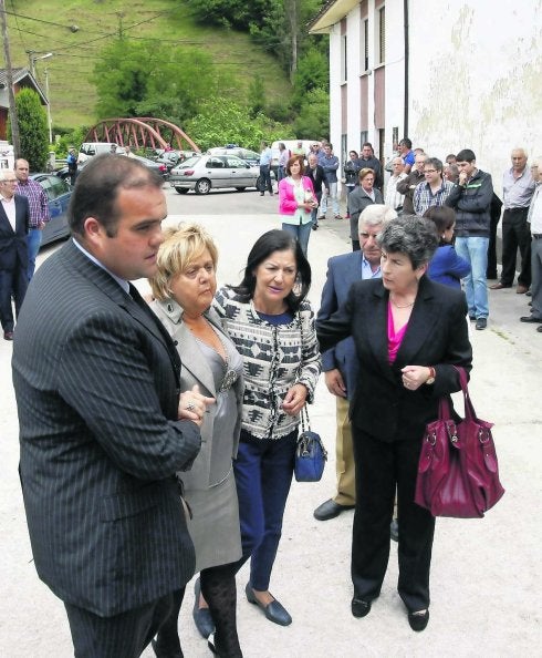 El hijo de Agustín González, Pablo, ayuda a su madre Pilar Martínez en la entrada de la iglesia de Vega del Ciego. 