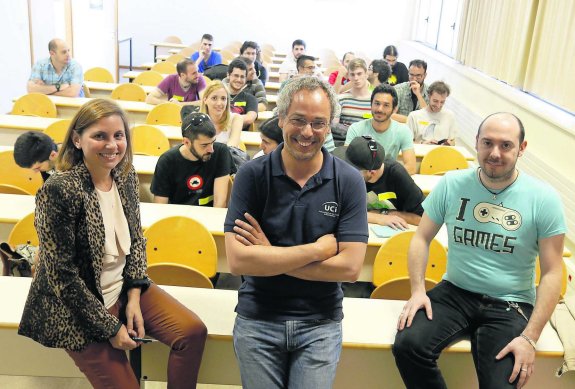 Cristina Fanjul, Santiago Martín  y Ulises Martínez, con los alumnos de la Game Jam en Gijón. 