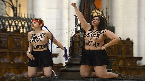 Dos activistas de Femen se encadenan en la catedral de la Almudena para pedir el aborto libre