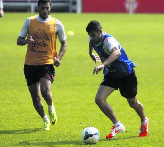 Canella, durante el entrenamiento de ayer, se interna por la banda presionado por Yacine. 