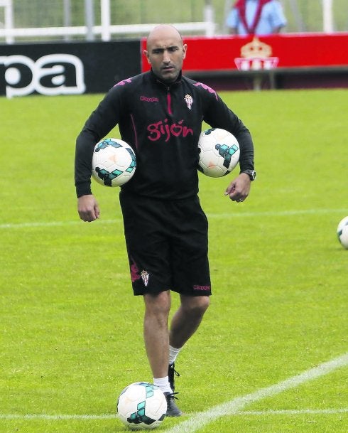 Abelardo, durante el entrenamiento, se dispone a colocar unos balones en una zona del campo para realizar un ejercicio. 