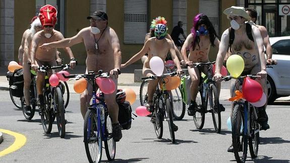 Un grupo de ciclonudistas, en las inmediaciones de la estación de tren de Gijón. 