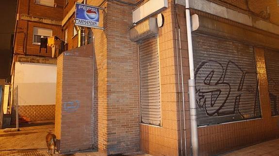 Fachada del Bar 'Armandín', cuyo propietario vendió la pistola con la que fue asesinada Isabel Carrasco.