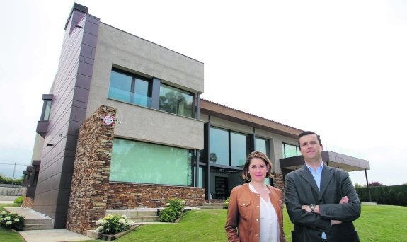 Antía Rey y Francisco Ferrao posan en la casa de la Isla que acaba de ser premiada. 