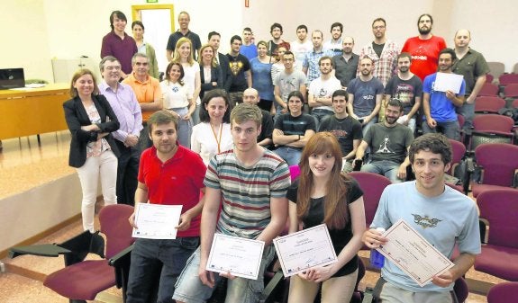 Los ganadores Pablo Bertrand, Sergio Jiménez, María Piris y Rafael del Riego posan con sus diplomas junto al resto de participantes, miembros del jurado y organizadores de la I Game Jam Asturias en el campus de Gijón. 