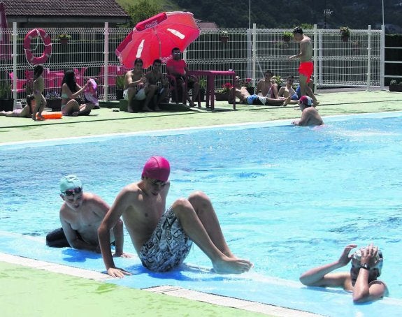 Primeros usuarios de la piscina. 