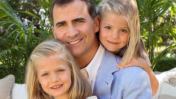 Foto oficial del Príncipe Felipe con las infantas Leonor y Sofía