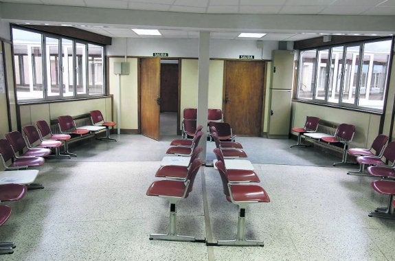 Una de las salas de espera de los 'hongos' del viejo HUCA. 