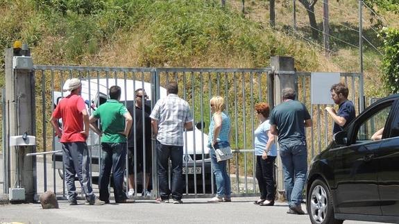 Los padres del Instituto de Cangas impiden que una empresa de mudanzas accedan al centro