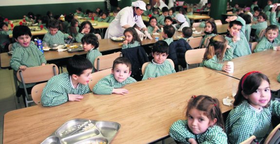 Casi unos 1.400 alumnos se quedaron, a priori, sn becas de comedor, según el PSOE. El Ayuntamiento ampliará la ayuda. 