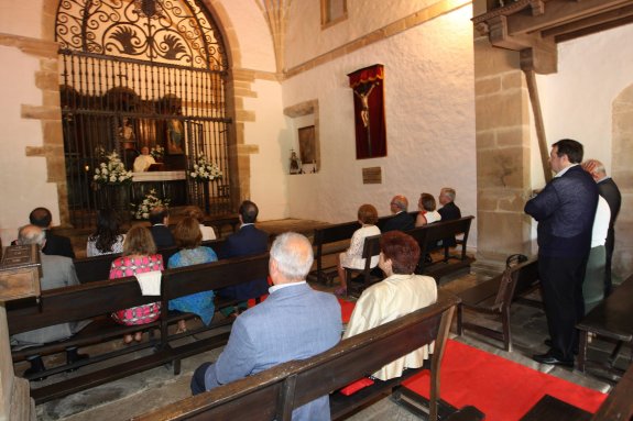 Misa en memoria de Jesús Sáenz de Miera, en la capilla del palacio de Bimenes. 