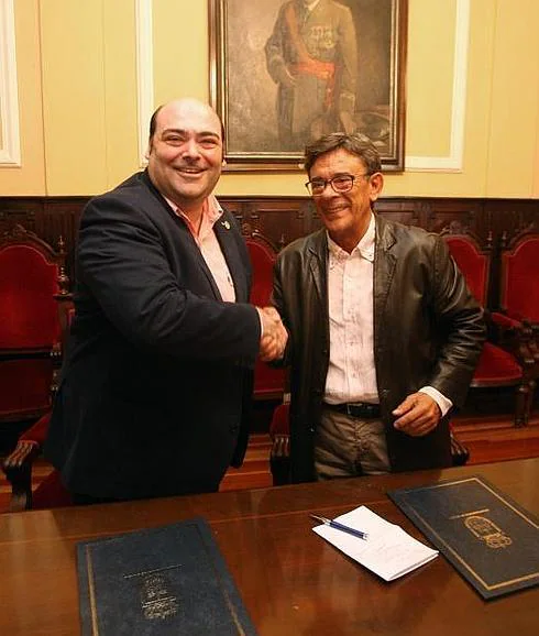 Caunedo, con Sánchez Ramos, tras la firma de una adenda al acuerdo presupuestario para la ampliación de las partidas destinadas a alimentación infantil y becas de comedor.