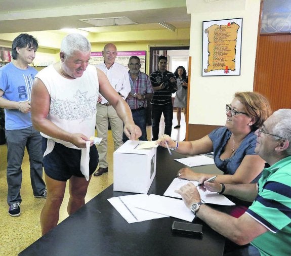 Un afiliado deposita su voto en IU de Gijón. 