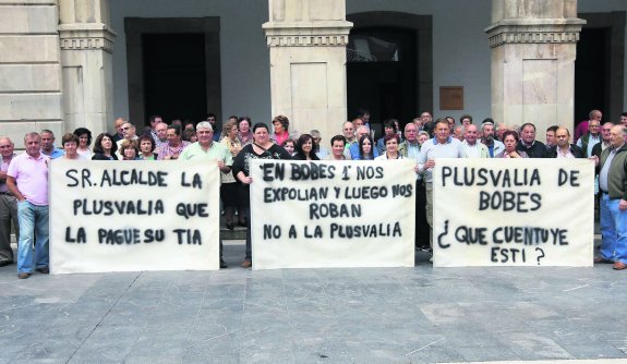 Un grupo de afectados por las expropiaciones de Bobes, ayer a la entrada del Ayuntamiento. 