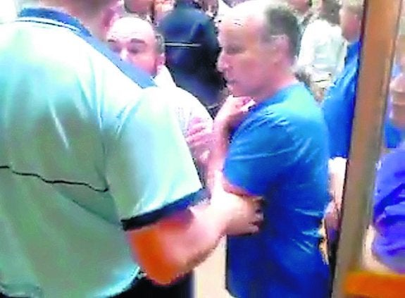 Dos momentos del forcejeo con los guardias de seguridad, en imágenes extraídas de un vídeo grabado por los propios trabajadores. 
