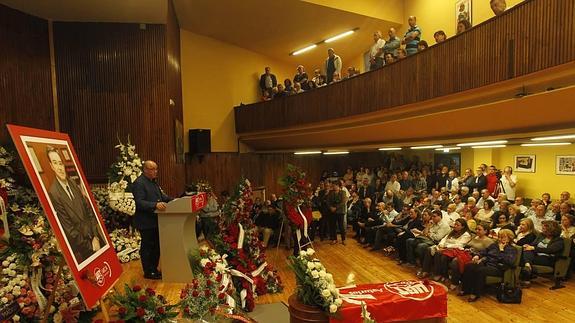 Emotiva y multitudinaria despedida a Manuel Fernández 'Lito'