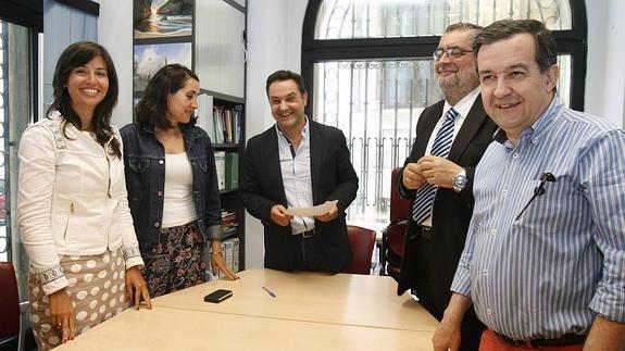 Los concejales del grupo municipal del PP del Ayuntamiento de Gijón, Raquel Vega, Maite Menéndez, Manuel Pecharromán, Gabriel Díaz y Francisco Cubiella tras firmar un documento por el que piden a la dirección regional la convocatoria de un congreso.