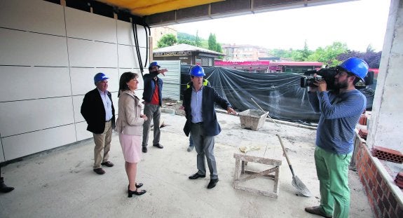 Esther Díaz atiende a las explicaciones de los técnicos durante su visita a las obras de construcción del centro de Riaño. 