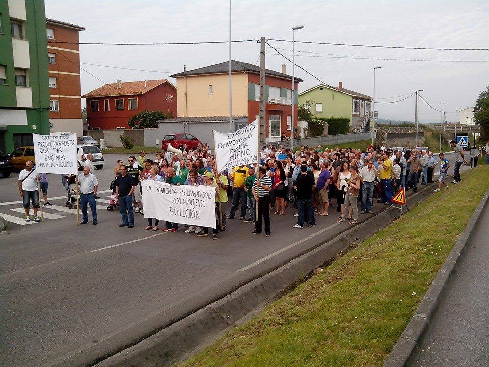 Los vecinos de Lugones se movilizaron en apoyo a la familia.