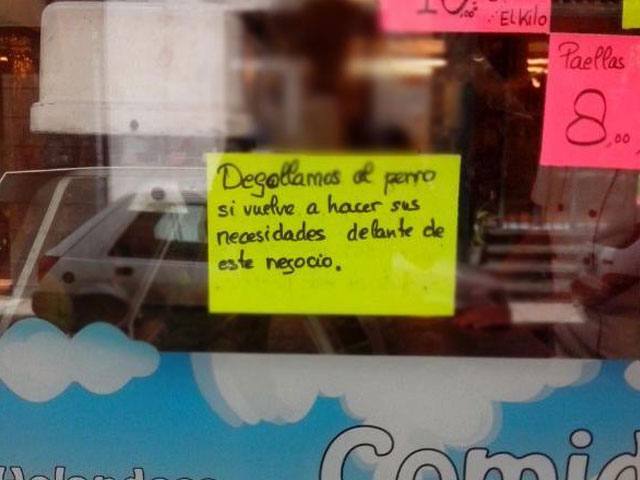 Una carnicera amenaza con matar a los perros que hagan sus necesidades delante de su tienda
