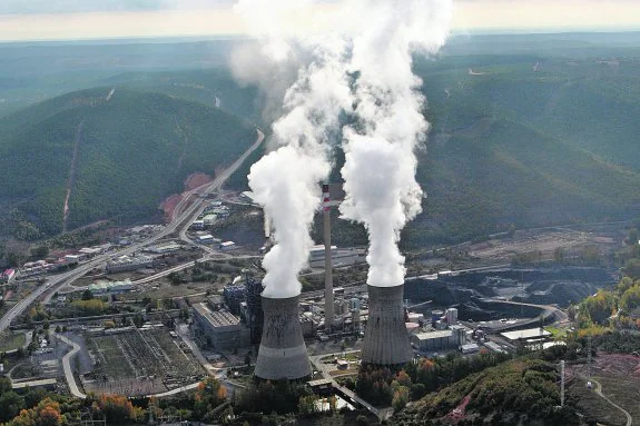 Las dos chimeneas de la central térmica de La Robla, en León, con el parque de carbones a su derecha. 