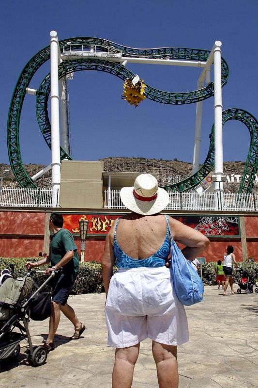 Una turista observa la atracción en la que tuvo lugar el accidente, en una imagen de archivo. :