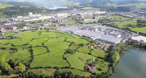 Vista aérea de la zona industrial de Trasona, con el embalse y Parque Astur en primer término. 