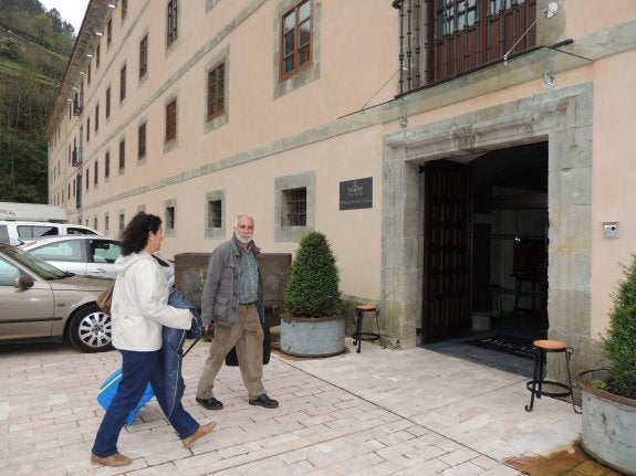 Visitantes. Dos clientes se dirigen a la entrada del Parador de Corias. 