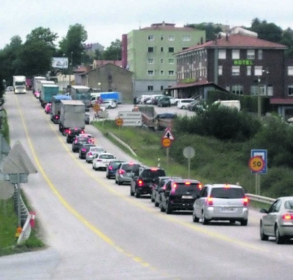 Una hora después de las voladuras el tráfico seguía afectado. 