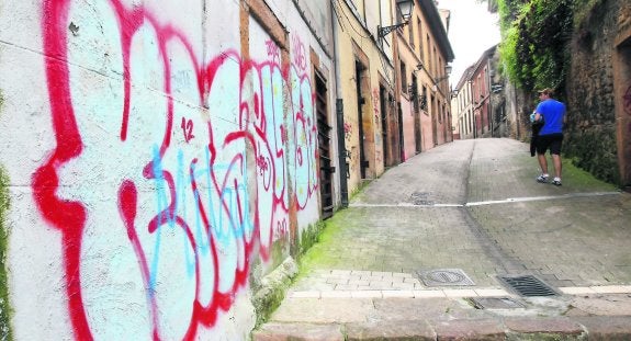 Una de las pintadas que pueden verse en la calle Ildefonso Martínez, antes llamada Salsipuedes. 