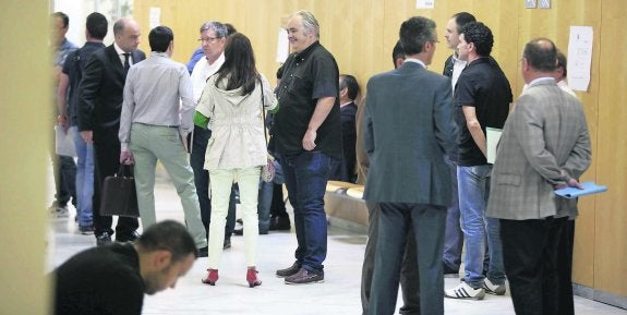 Asistentes a la sesión en la que declararon once de los proveedores que habrían refacturado los servicios prestados al Niemeyer. 