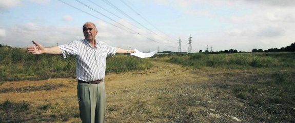 Eduardo Fernández, presidente del club de tiro, explica por dónde debería discurrir el vial que ellos defienden, proyectado en 2013. 