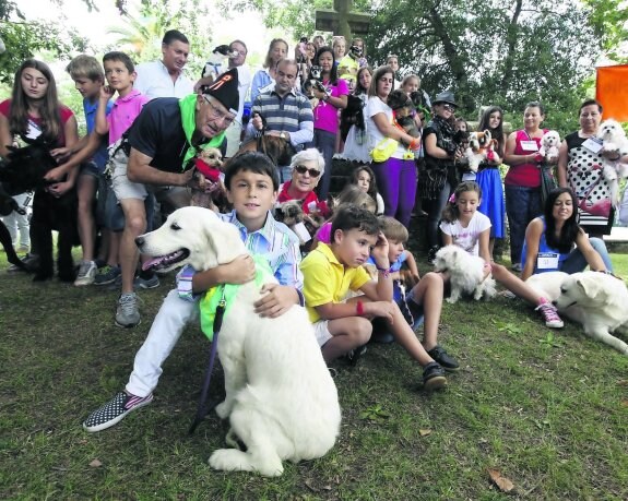 Un buen número de vecinos acudieron con sus mascotas al desfile de perros de Somió. 