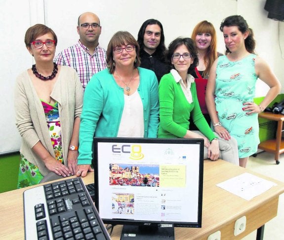 El grupo investigador de la Universidad de Oviedo participante en el proyecto ECO de la Unión Europea. La segunda por la izquierda, Aquilina Fueyo, y detrás de ella, Santiago Fano. 