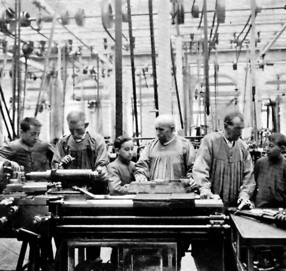 La fábrica de armas apostaba por el traspaso de los conocimientos de los mayores a los jóvenes. La imagen data del año 1925.