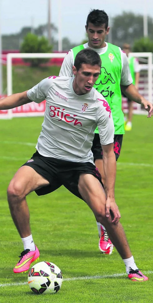 Scepovic, ayer, protege el balón ante Luis Hernández. 