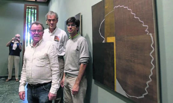 Pablo Basagoiti, del Museo Evaristo Valle, José Arias, comisario, y Miguel Mingotes, que colaboró en la muestra, ayer en la exposición. 