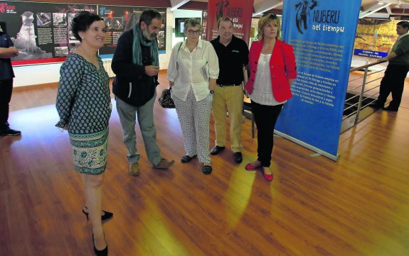 La alcaldesa de Langreo, en primer término, junto a Chus Pedro y la consejera de Educación. 