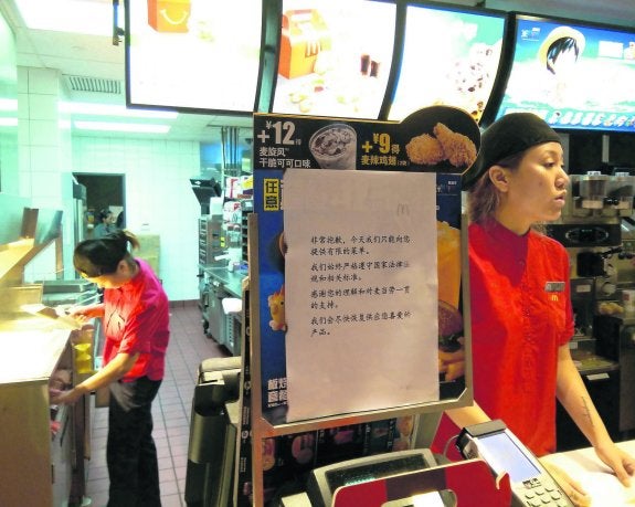 Un restaurante que ayer solo servía hamburguesas de pescado pide disculpas con una nota. 