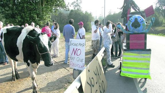 Imagen de archivo de una de las protestas organizadas por vecinos y ecologistas a la puerta del vertedero de Cogersa. 