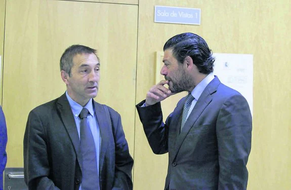 José Luis Rebollo (derecha) conversa con otro abogado de una de las causas del Niemeyer. 